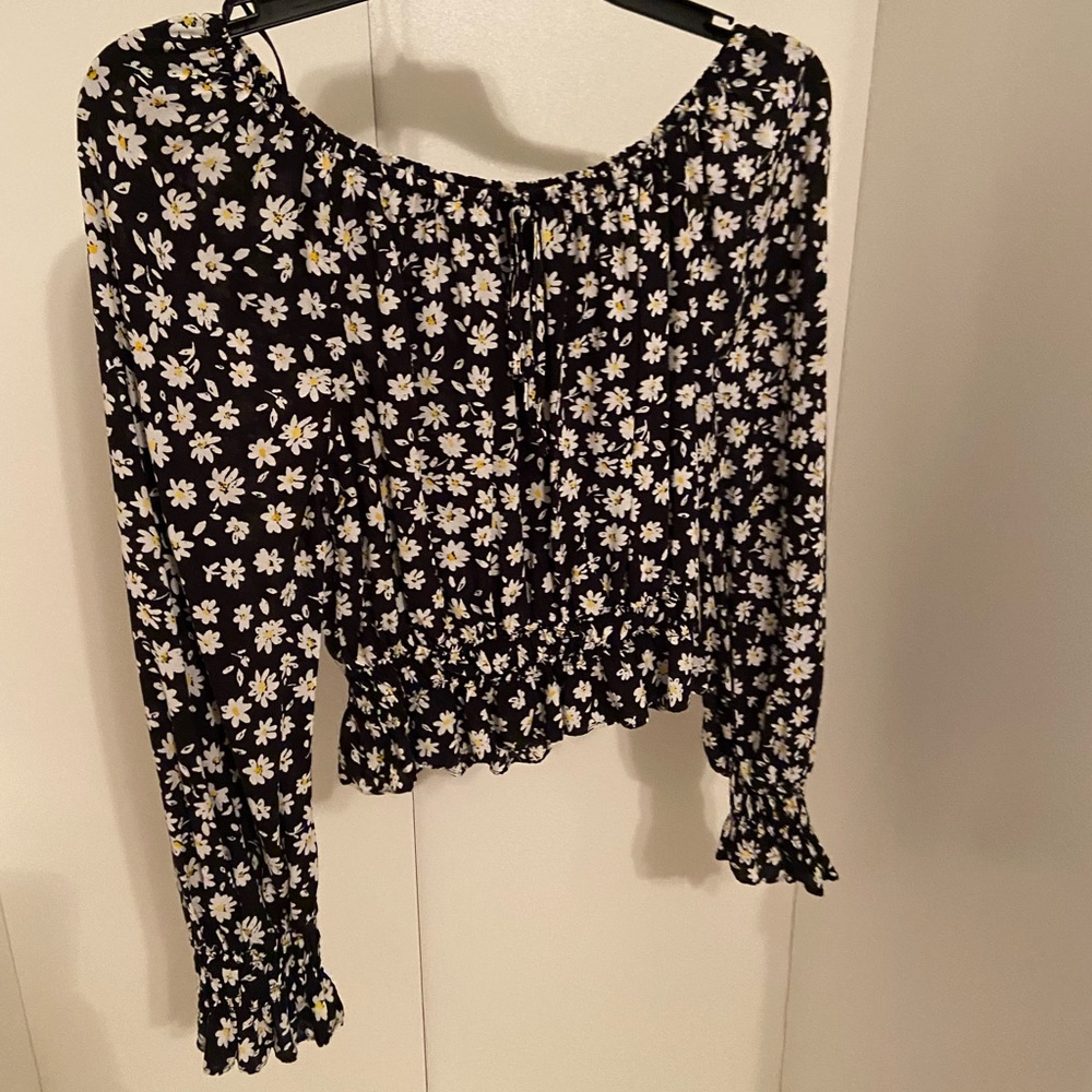 Women’s Divided Daisy Long Sleeve Blouse, size extra small